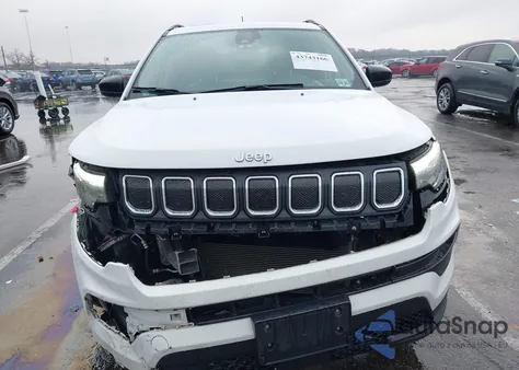 2022 Jeep Compass Latitude Lux 4X4 z USA, uszkodzony, nr VIN 3C4NJDFB9NT216202